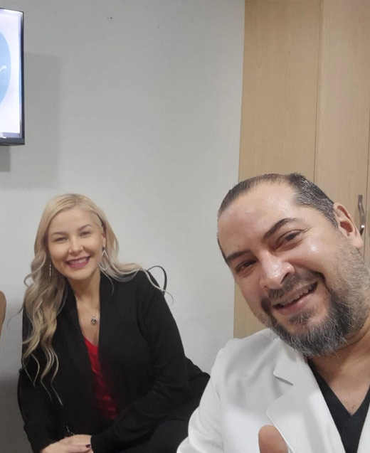 Cristina, paciente de Enlistalo Fertilidad, que vive en Texas, en la consulta con el Dr. Castillo.