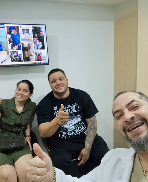 El Dr. Alejandro Castillo Peláez con pacientes estadounidenses en Inmater, México.